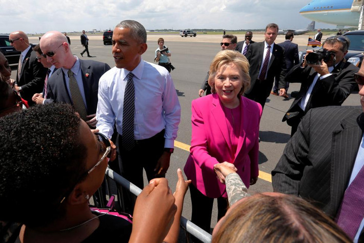 Tổng thống Obama và bà Clinton bắt tay những người ủng hộ hôm 5/7.