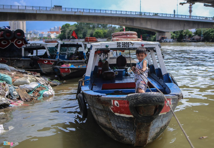 Khang đang kéo thuyền vào bến cho cha. Cậu bé chẳng biết mình thích làm nghề gì, nhưng luôn mơ ước được tự dong thuyền về quê hương Bến Tre.
