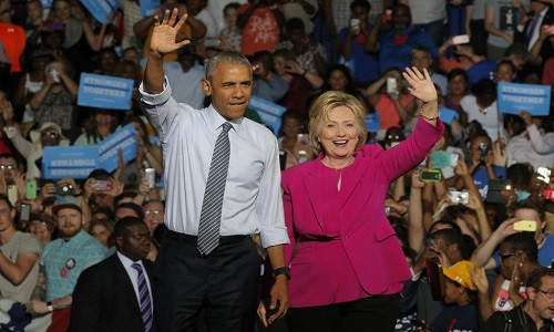 Ông chủ Nhà Trắng và bà Clinton vẫy tay chào những người ủng hộ.