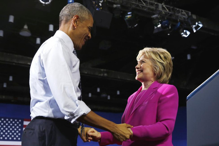Tổng thống Obama nắm tay cựu Ngoại trưởng Mỹ Clinton khi tới ủng hộ chiến dịch tranh cử của bà ở Charlotte.