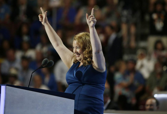 Diane Russell, một người ủng hộ Thượng nghị sĩ Bernie Sanders chào mọi người trên khán đài.