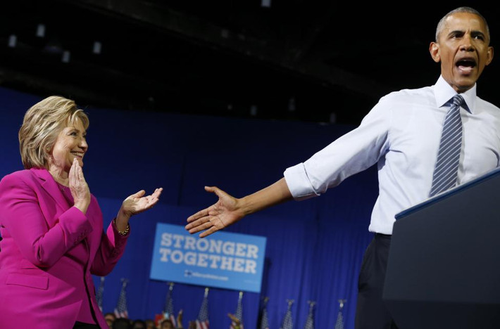 Cựu Ngoại trưởng Mỹ Hillary Clinton vỗ tay khi Tổng thống Obama phát biểu tại buổi vận động tranh cử.