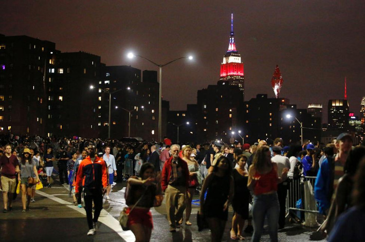 Tòa Empire State Building được thắp sáng màu cờ Mỹ trong ngày Độc lập.
