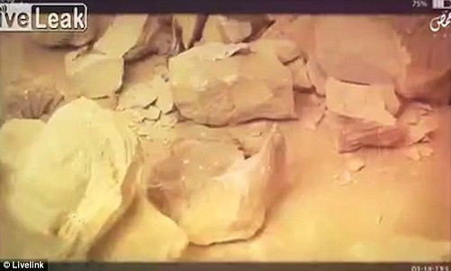 …sau đó ném xuống đất khiến bức tượng vỡ toang.