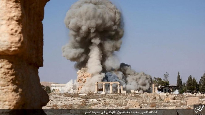 Trước đó, phiến quân IS cũng phá hủy nhiều khu di tích ở Palmyra. Trong ảnh là ngôi đền Bel hàng nghìn năm tuổi bị cho nổ tung.