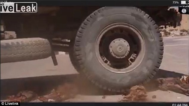 …sau đó cho xe tải cán qua.