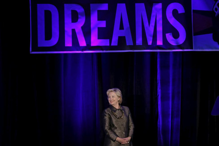 Cựu Ngoại trưởng Mỹ Clinton chuẩn bị phát biểu tại hội nghị về vấn đề nhập cư năm 2015 ở Brooklyn, thành phố New York, ngày 14/12/2015.