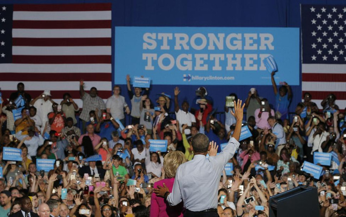 Tổng thống Obama và bà Clinton vẫy chào đám đông người ủng hộ ở Charlotte ngày 5/7.