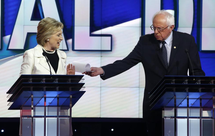 Bà Clinton và ông Sanders trong buổi tranh luận của Đảng Dân chủ do CNN và New York One tổ chức tại New York ngày 14/4/2016.