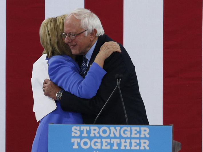 Bà Clinton ôm Thượng nghị sĩ Bernie Sanders trong chiến dịch vận động tranh cử tại Portmouth, New Hampshire, ngày 12/7/2016. Ông Sanders đã bày tỏ sự ủng hộ dành cho bà Clinton.