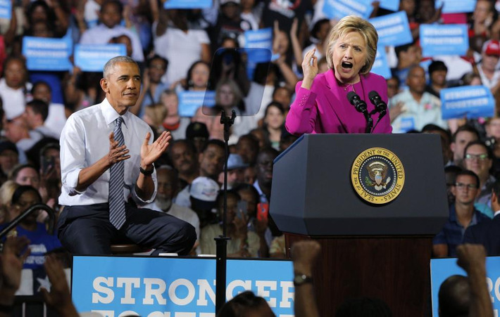 Nhà lãnh đạo Mỹ vỗ tay khi bà Hillary Clinton phát biểu trong chiến dịch vận động tranh cử ở Charlotte ngày 5/7.
