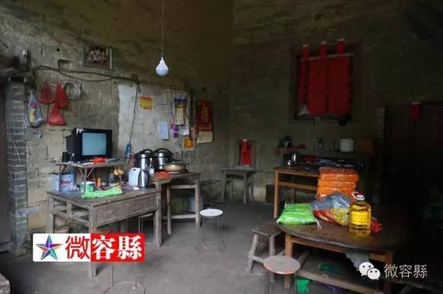 Những vật dụng đơn sơ trong nhà.