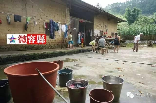 Được biết, cách đây vài năm, người dân địa phương muốn giúp ông Liang có việc làm. Tuy nhiên, khi tuổi của ông Liang ngày càng cao, họ không thể giúp ông nữa. Do vậy, cuộc sống của gia đình ông Liang trở nên khó khăn do không có bất kỳ nguồn thu nhập nào.