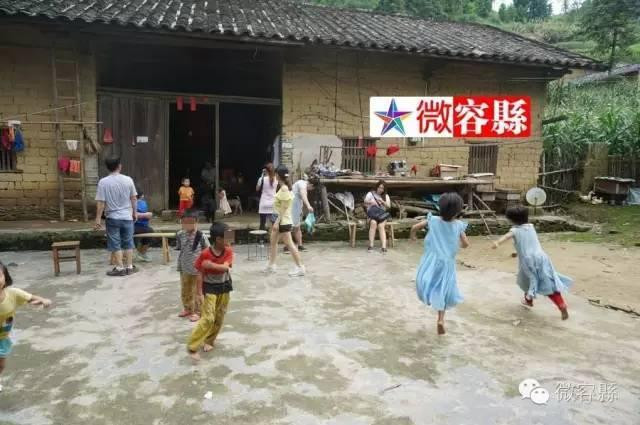 Những đứa con của ông Liang hồn nhiên nô đùa trong sân.