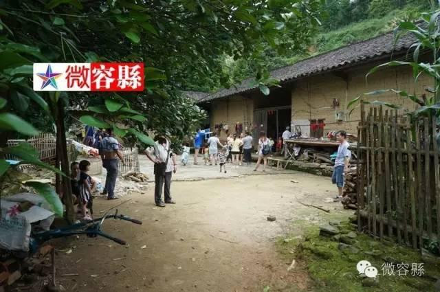 Khoảng sân trước nhà cũng là sân chơi của bọn trẻ.