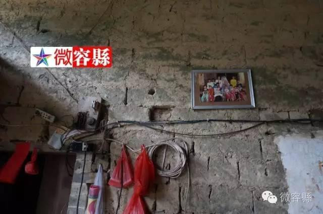 Bức ảnh gia đình ông Liang được treo trong nhà.