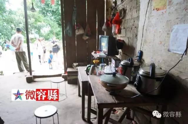 Ngôi nhà thậm chí không có cả cửa trước.