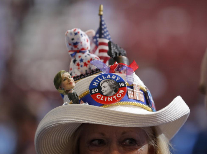 Chiếc mũ của một người ủng hộ cựu Ngoại trưởng Mỹ Hillary Clinton tại đại hội DNC hôm 25/6.