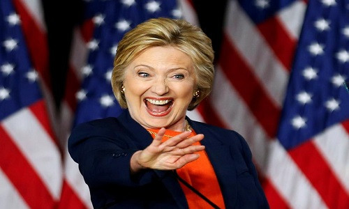 Bà Clinton vẫy chào đám đông sau khi có bài phát biểu về vấn đề an ninh quốc gia tại San Diego, bang California, ngày 2/6/2016.