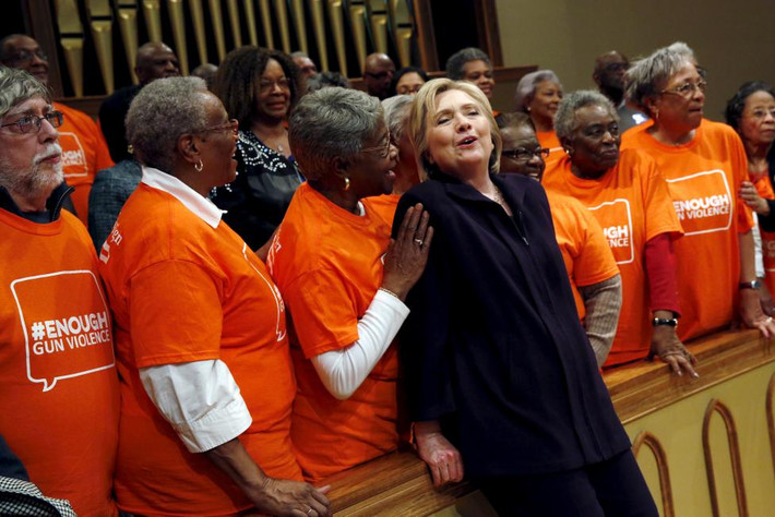 Bà Clinton trò chuyện với những người ủng hộ ở Florence, Nam Carolina, ngày 25/2/2016.