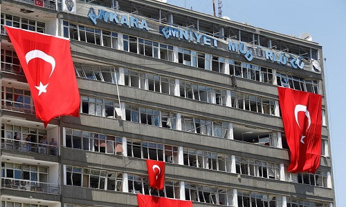 Những ô cửa kính của tòa trụ sở cảnh sát ở Ankara vỡ toang.