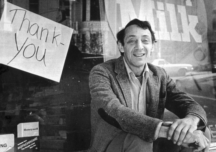 Nhà chính trị Harvey Bernard Milk là người đồng tính công khai đầu tiên được bầu vào cơ quan chính quyền ở California (Mỹ) khi ông giành một ghế ở Ban Giám sát San Francisco năm 1977. Ngày 27/11/1978, Milk chết trong một vụ ám sát do Dan White thực hiện.