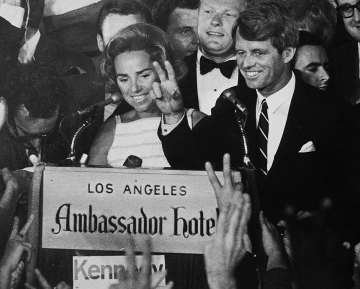 Cựu Thượng nghị sĩ Mỹ Robert F. Kennedy, em trai của cựu Tổng thống Mỹ John F.Kennedy, đã bị một tay súng Palestine được xác định là Sirhan Sirhan bắn chết vào ngày 5/6/1968. Sirhan bị kết án vào ngày 17/4/1969.