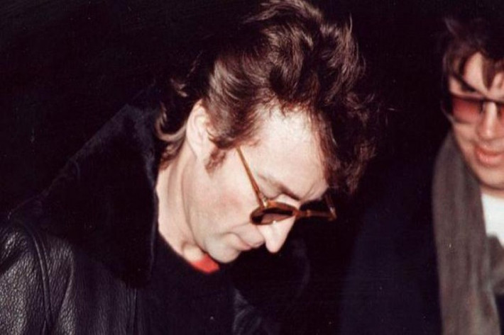 Vụ mưu sát John Lennon, người thủ lĩnh và là nhà sáng lập ban nhạc nổi tiếng The Beatles, là một trong những vụ ám sát chấn động thế giới. Vụ việc xảy ra vào tối ngày 8/12/1980 khi John và vợ, Yoko Ono, vừa bước xuống ô tô thì bị Mark David Chapman bắn chết ngay trên đường phố New York (Mỹ).