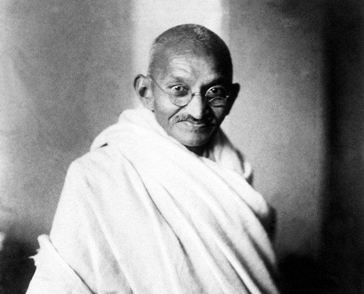 Ngày 30/1/1948, trên đường tới một nơi cầu nguyện, Mohandas Kramchand Gandhi đã bị Nathuram Godse bắn 3 phát đạn vào ngực. Mặc dù được đưa đi cấp cấp cứu ngay lập tức nhưng ông không qua khỏi. Ngày 8/11/1949, Godse bị kết án tử hình và bị treo cổ 1 tuần sau đó.