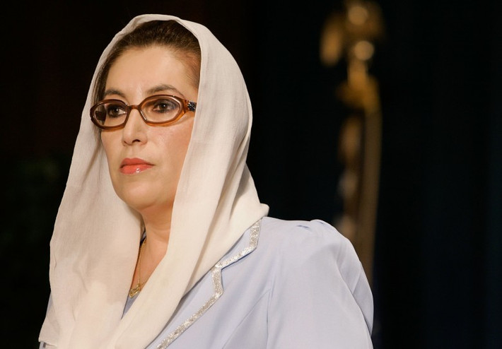Cựu Thủ tướng Pakistan Penzir Bhutto bị ám sát vào năm 2007. Bà Bhutto đã thiệt mạng trong một vụ tấn công tự sát khi bà tham dự một buổi diễn thuyết trong cuộc vận động tranh cử. Mustafa Abu al-Yazid thuộc mạng lưới khủng bố al-Qaeda đã tuyên bố nhận trách nhiệm thực hiện vụ ám sát trên. Tuy nhiên, có tin nói rằng cựu Tổng thống Pervez Musharraf liên quan đến vụ việc.