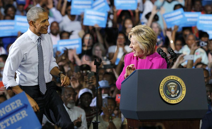 Tổng thống Obama và ứng viên Hillary Clinton cười lớn trong sự kiện tranh cử ở Bắc Carolina hôm 5/7.