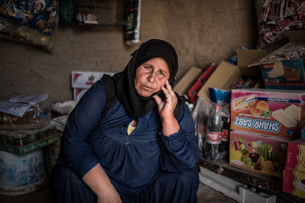 Một người phụ nữ Iraq khác cũng đang sinh sống tại làng Bugali. Bà có một gian hàng tạp hóa nhỏ.