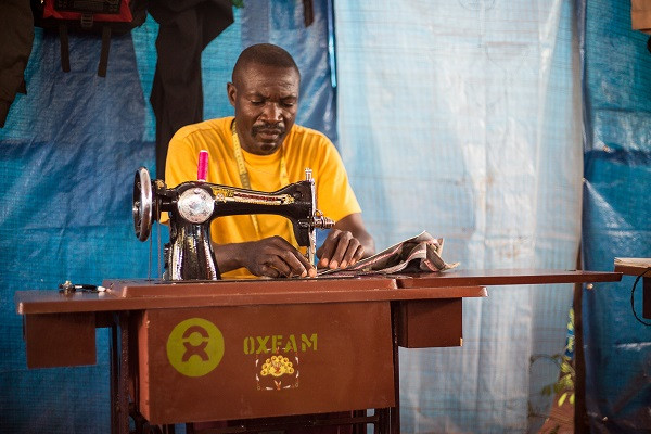 Một người tị nạn khác đến từ Burundi cũng đang sống tại Nyarugusu. Ông từng làm thầy giáo và hiện tại đang làm nghề thợ may.