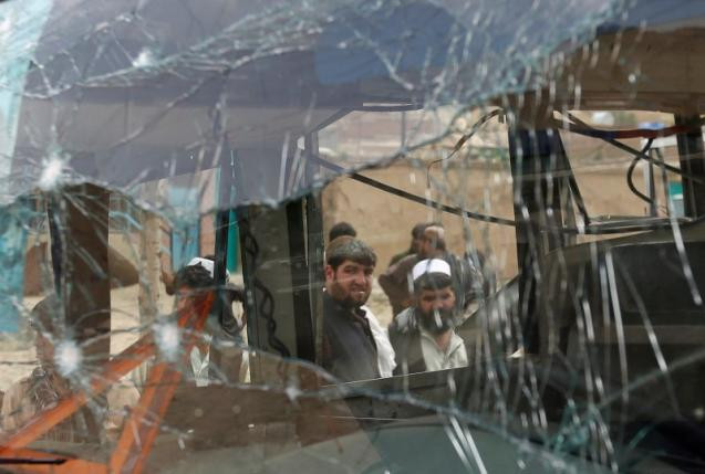 Hồi tháng 4/2016, 64 người thiệt mạng trong vụ Taliban tấn công vào một tòa nhà an ninh ở Kabul. Đây là vụ đánh bom đẫm máu nhất tại Kabul kể từ năm 2011. Ảnh: Cửa kính chiếc xe buýt bị nứt, vỡ sau vụ tấn công hôm 30/6.