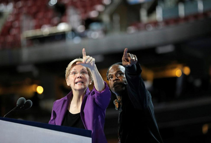 Thượng nghị sĩ Elizabeth Warren có bài phát biểu trước đại hội.