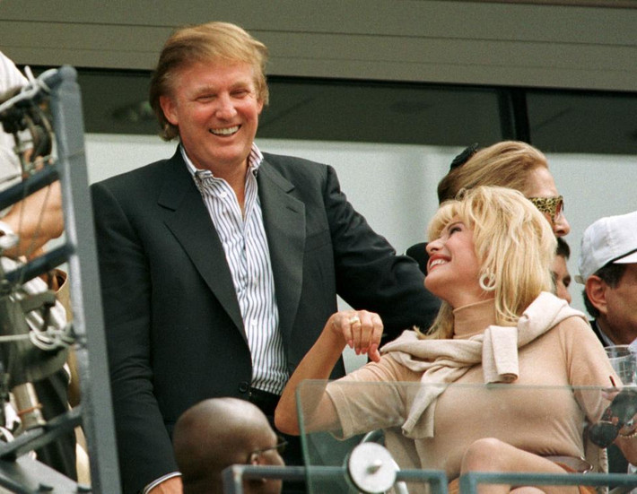 Ông Donald Trump trò chuyện với vợ cũ, Ivana Trump, khi xem một trận đấu trong giải quần vợt Mỹ mở rộng ngày 7/9/1997.
