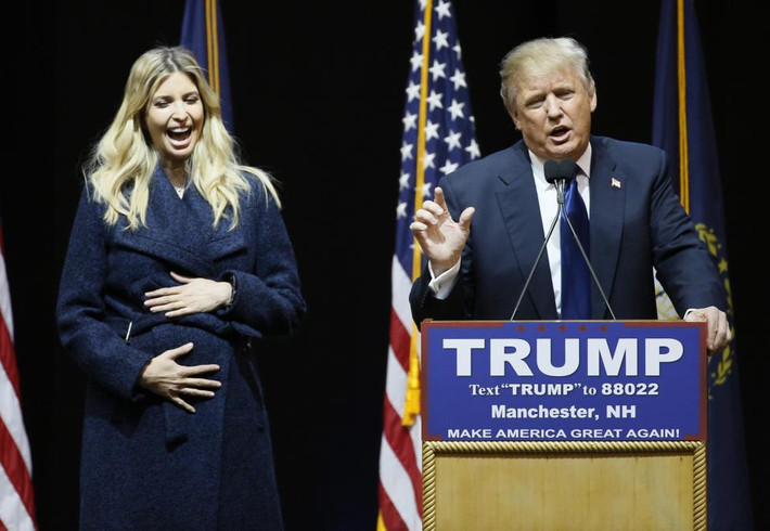Tỷ phú Donald Trump phát biểu trước những người ủng hộ tại đấu trường Verizon Wireless trong chiến dịch vận động tranh cử ở Manchester, New Hampshire, ngày 8/2/2016. Đứng bên cạnh ông là cô con gái đang mang thai, Ivanka Trump.
