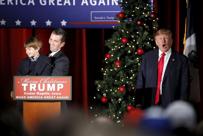 Phản ứng hài hước của ông Trump tại sự kiện tranh cử ở Cedar Rapids, bang Iowa, ngày 19/12/2015 sau câu nói của cháu trai, Donnie (6 tuổi). Trong lúc đó, Donald Trump Jr. bế Donnie khỏi bục phát biểu trên khán đài.