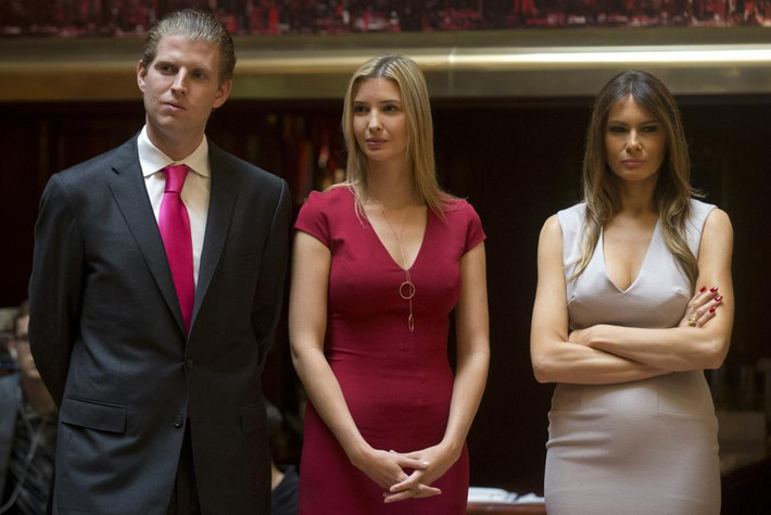 Từ trái qua phải: Eric Trump, Ivanka Trump và Melania Trump tham dự một buổi họp báo ở thành phố New York ngày 1/5/2014.