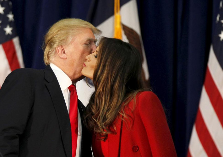Tỷ phú Trump hôn người vợ xinh đẹp, Melania, khi phát biểu trong chiến dịch vận động tranh cử ở Waterloo, bang Iowa, ngày 1/2/2016.