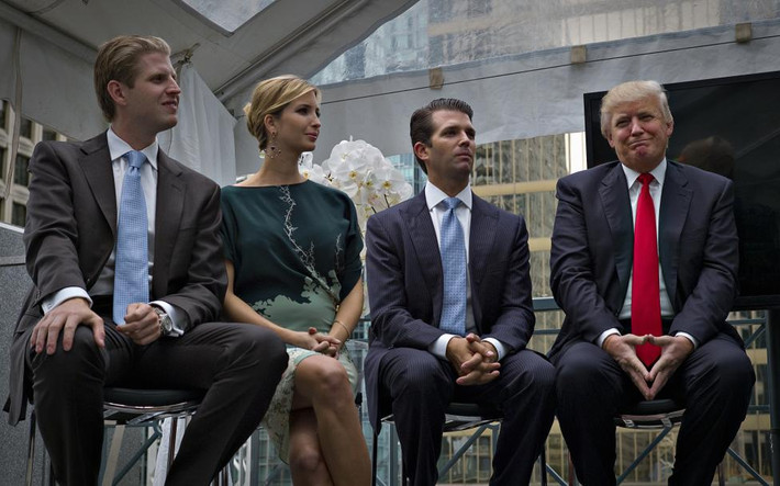 Tỷ phú Trump (ngoài cùng bên phải) ngồi cùng các con Eric (trái), Ivanka và Donald Trump Jr. tham dự buổi lễ công bố một khu phức hợp chung cư và khách sạn mới ở Vancouver, British Columbia, Canada, ngày 19/6/2013.