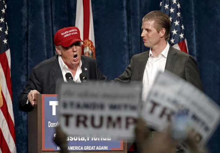Ông trùm truyền thông Donald Trump giới thiệu con trai, Eric Trump, trong lúc phát biểu tại một chiến dịch vận động tranh cử ở Sarasota, bang Florida, ngày 28/11/2015.