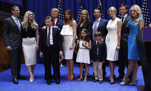 Tỷ phú Donald Trump chụp ảnh cùng các thành viên trong gia đình ở tháp Trump Tower, New York, ngày 16/6/2015 sau khi ông thông báo chiến dịch tranh cử để trở thành ứng viên đại diện cho Đảng Cộng hòa trong cuộc đua vào Nhà Trắng năm 2016. Ngày 22/7/2016, ông Trump chính thức nhận đề cử làm ứng viên Tổng thống Mỹ đại diện cho đảng này.