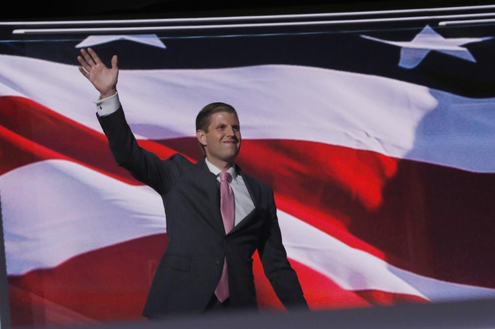 Con trai của tỷ phú Donald Trump, Eric Trump, chuẩn bị phát biểu trong ngày thứ ba của Đại hội toàn quốc Đảng Cộng hòa ở Cleveland, bang Ohio, hôm 20/7/2016.