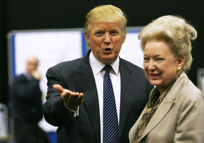 Tỷ phú Trump đứng cạnh chị gái của ông, bà Maryanne Trump Barry, ở Scotland ngày 10/6/2008.