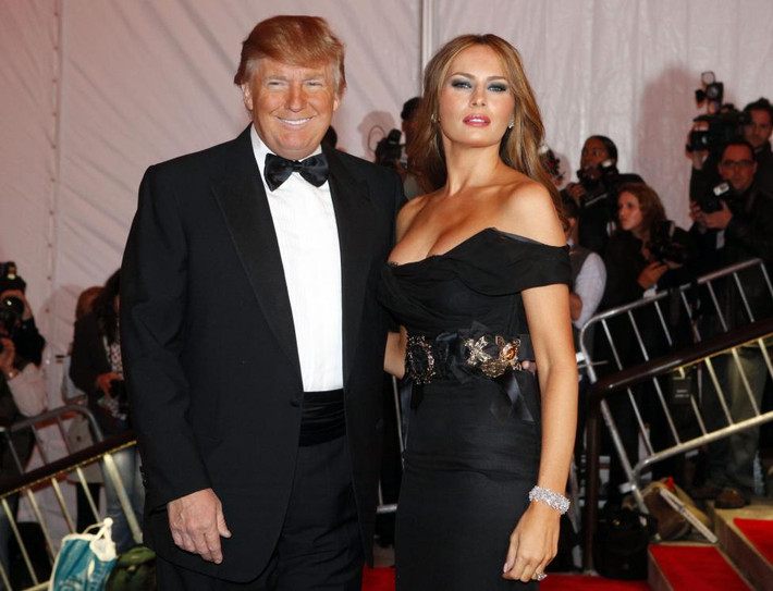 Ông Donald Trump chụp ảnh cùng người vợ xinh đẹp của ông, Melania Trump, trong một sự kiện ở thành phố New York ngày 4/5/2009.