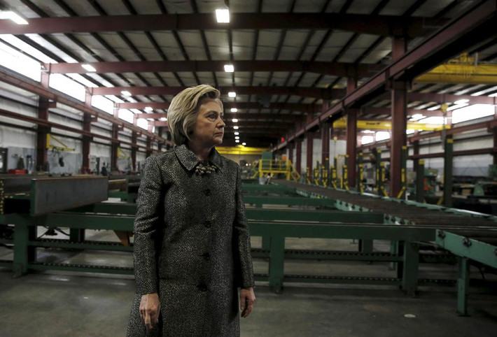 Cựu Ngoại trưởng Hillary Clinton thăm nhà máy thép Munster ở Hammond, bang Indiana, ngày 26/4/2016.