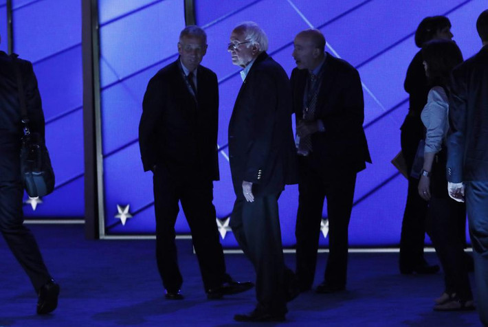 Thượng nghị sĩ Bernie Sanders đi lại trên khán đài trước khi ông có bài phát biểu trong ngày đầu tiên đại hội DNC.