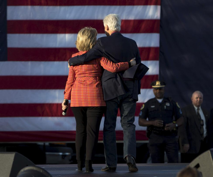 Bà Clinton cùng chồng, cựu Tổng thống Mỹ Bill Clinton, xuống khán đài sau khi phát biểu trong cuộc vận động tranh cử ở Des Moines, bang Iowa, ngày 24/10/2015.