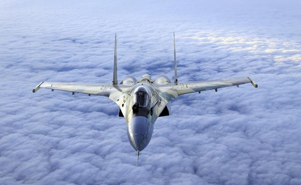 Sukhoi Su-27 là một máy bay tiêm kích của Nga, đạt tốc độ tối đa là 2.878 km/h.